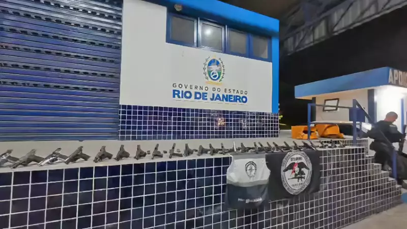 Mulher presa com 30 pistolas em ônibus SP-Rio destinadas ao Alemão