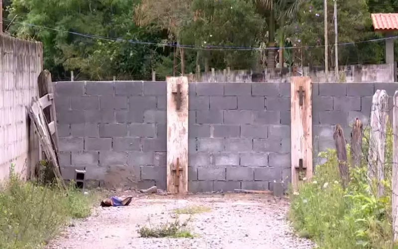 Muro bloqueia estrada e deixa moradores ilhados em Camanducaia: entenda o caso