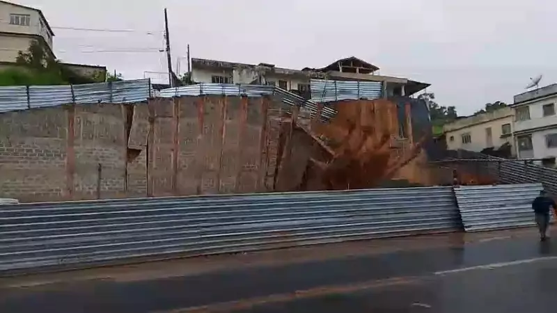 Muro desaba em Piúma: 3 casas interditadas e moradores em pânico