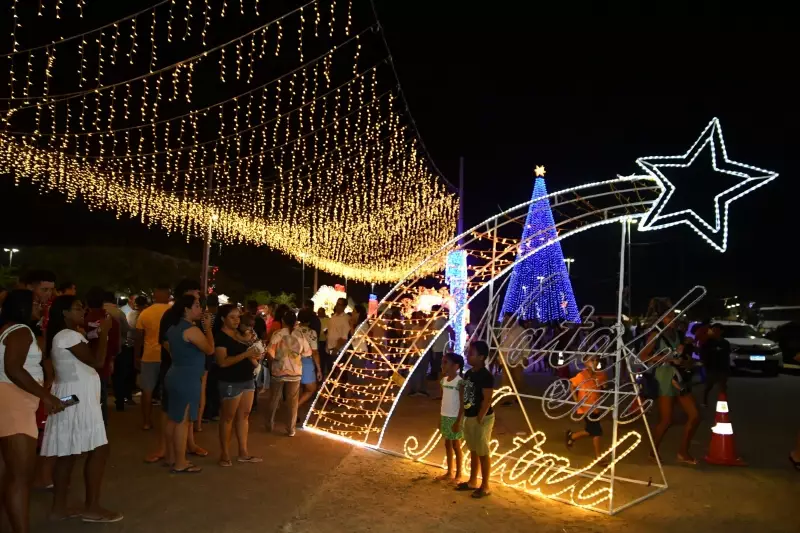 Natal ilumina árvore de 30 metros na Zona Norte com 17 mil luzes