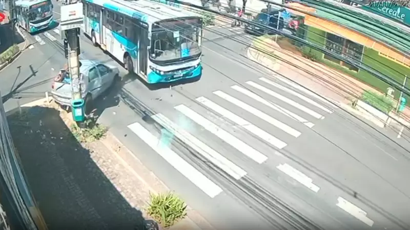 Ônibus atinge carro e veículo roda na pista em Uberlândia; veja vídeo