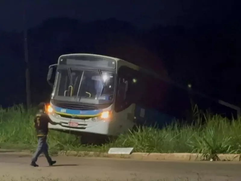 Ônibus cai em ribanceira na BR-364 em Rio Branco após falha mecânica