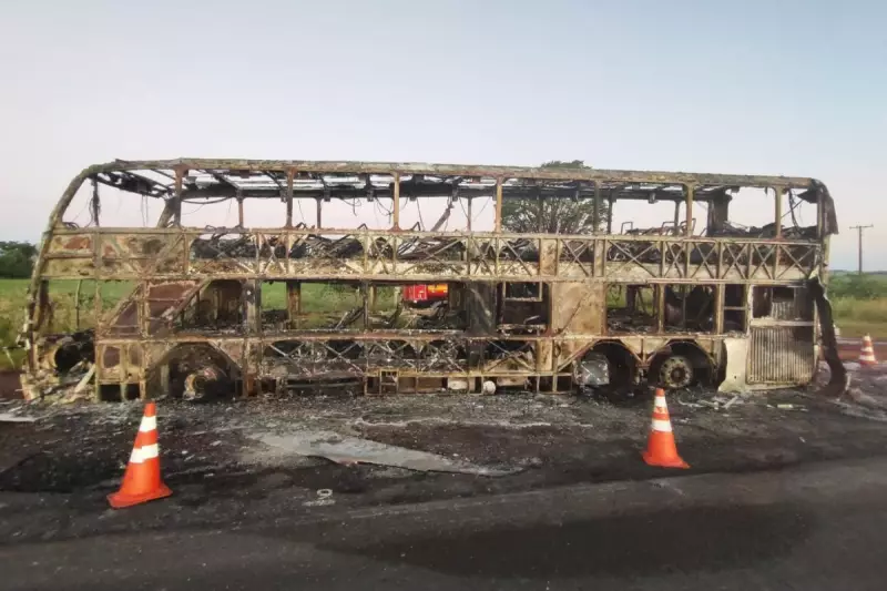 Ônibus com 53 pessoas pega fogo na BR-163 em Itaquiraí
