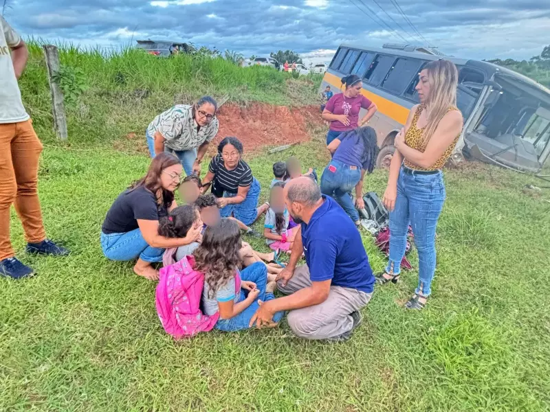 Ônibus escolar cai em açude no Acre: crianças têm ferimentos leves