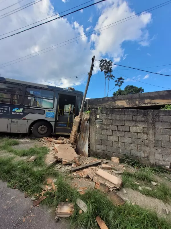 Ônibus invade residência no Maria Goretti, BH: estrutura comprometida