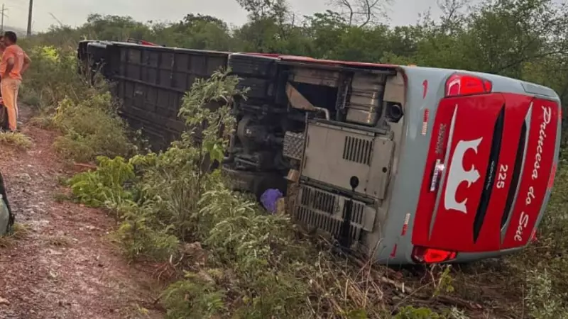 Ônibus tomba com passageiros e deixa feridos no Sul do Piauí