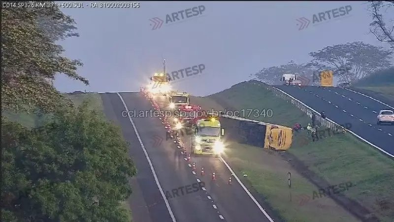 Ônibus tomba em Taquaral, SP, e deixa 13 feridos na SP-326