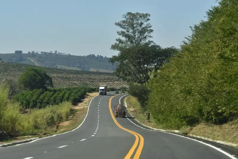 Obras na MGC-491 entre Varginha e Três Corações: faixa interditada