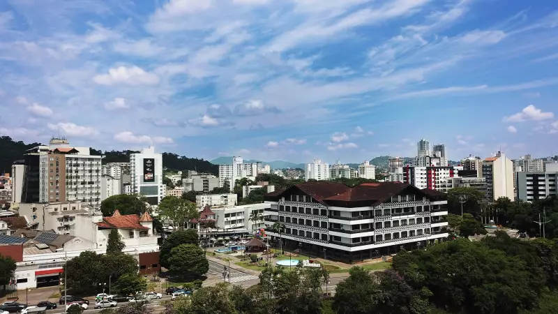 Oktoberfest em SC abre vagas com salários de até R$ 2,5 mil: saiba como se candidatar