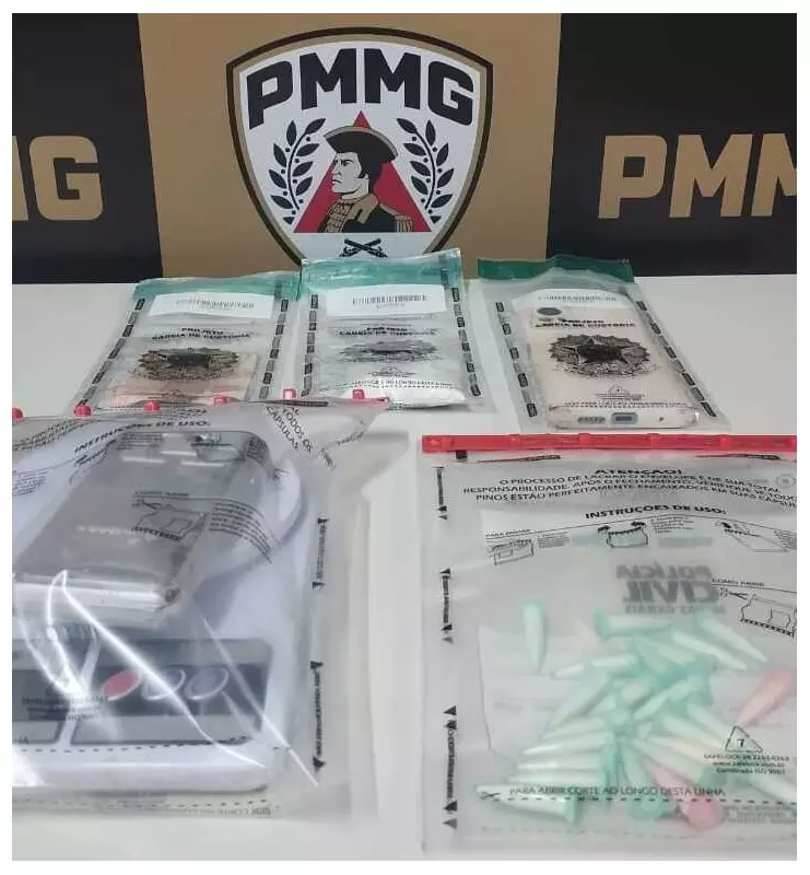 Operação apreende cocaína, balanças e ácido bórlico escondidos em vaso sanitário e pé de goiaba em Governador Valadares