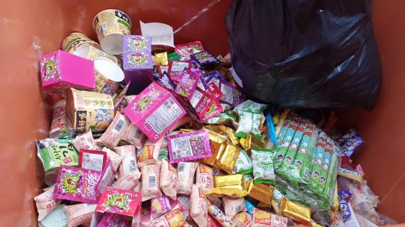 Operação apreende mais de 2 mil produtos com rótulos irregulares em loja coreana de Juiz de Fora