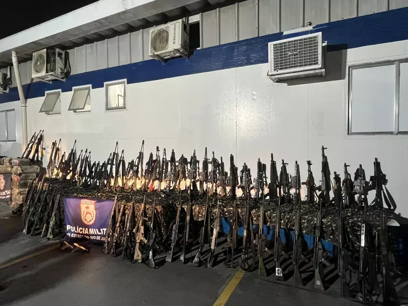 Operação no RJ aprende arsenal de guerra: 7 modelos de fuzis, incluindo AK-47, AR-15 e FAL