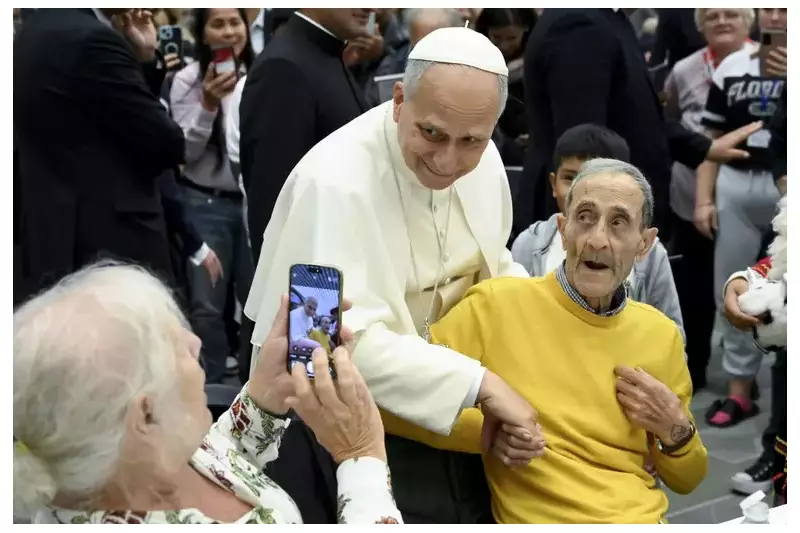 Papa Leão XIV almoça com 1,3 mil pobres e homenageia Francisco