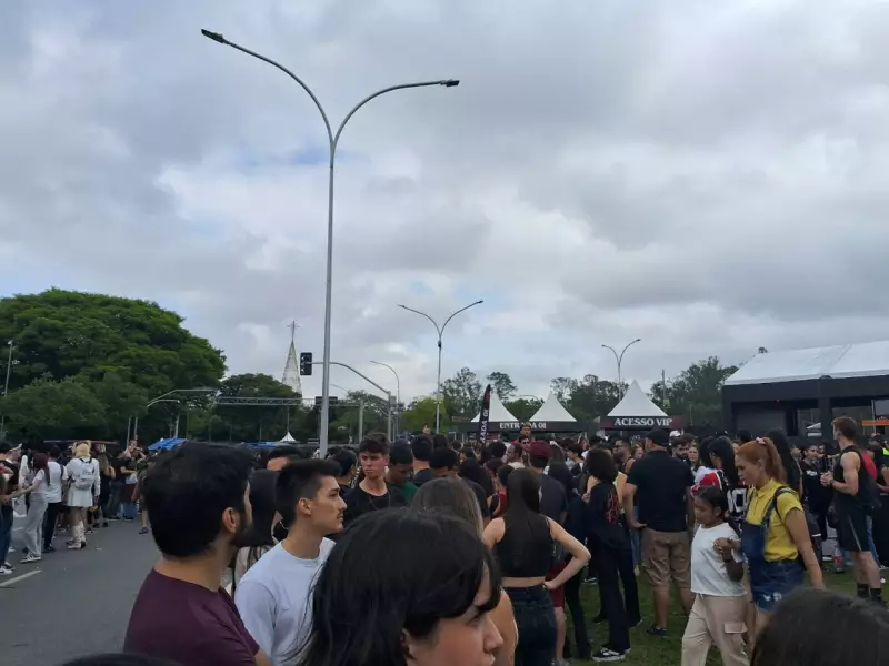 Parada Estranha reúne multidão no Ibirapuera, mas fãs reclamam de desorganização