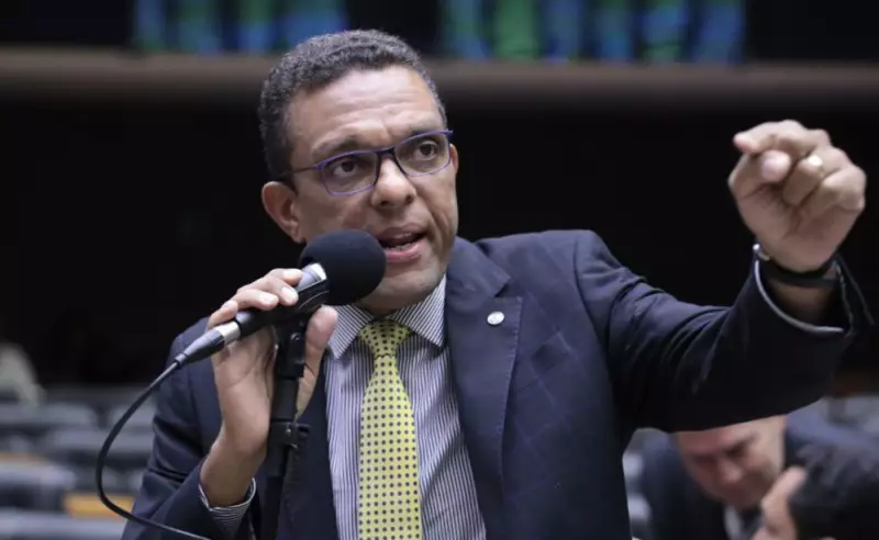 Pastor e deputado Otoni de Paula se arrepende de gritar 'mito' e critica bolsonarismo