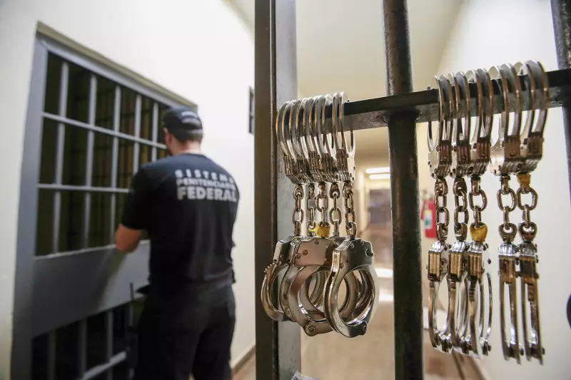 Policial penal é alvo de operação por facilitar entrada de drogas em presídio