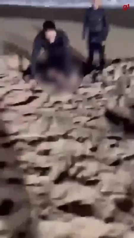 Policial salva mulher em afogamento na Praia de Jatiúca e também precisa de socorro