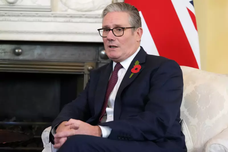 Polêmica no Reino Unido: Starmer liberta presos e aumenta impostos em medida criticada