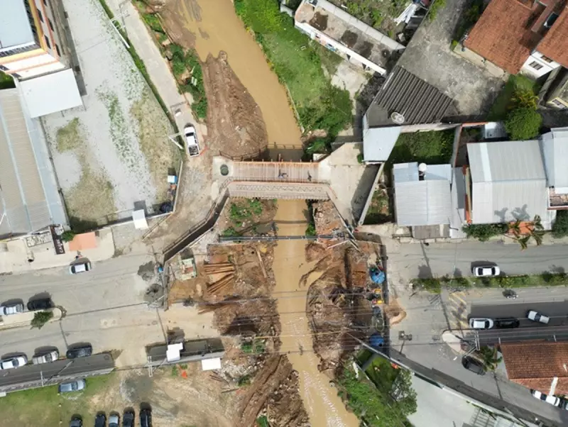 Ponte provisória em Nova Friburgo é liberada para carros após demolição