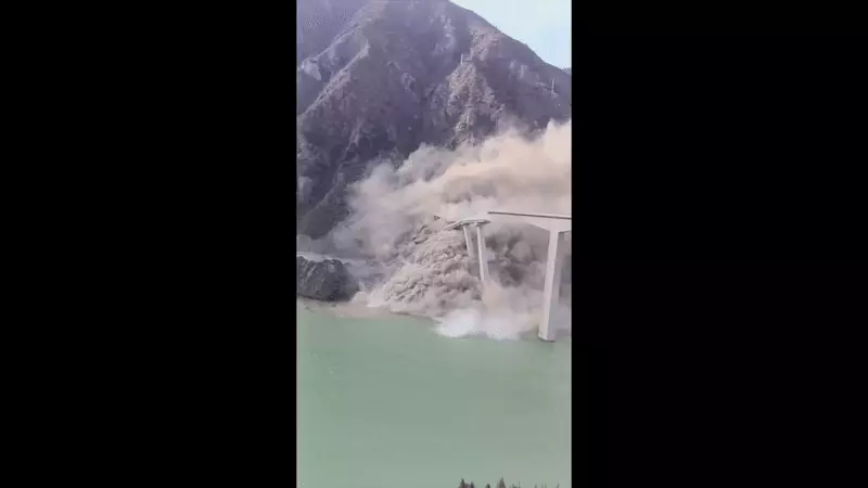 Ponte recém-inaugurada desaba na China após deslizamentos