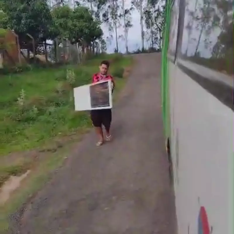 Porta de ônibus se solta durante viagem em Campinas; veja vídeo