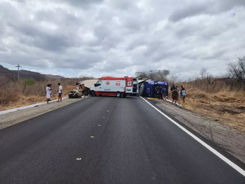 PRF prende 2 suspeitos após saque a caminhão tombado com 100 pessoas no Ceará