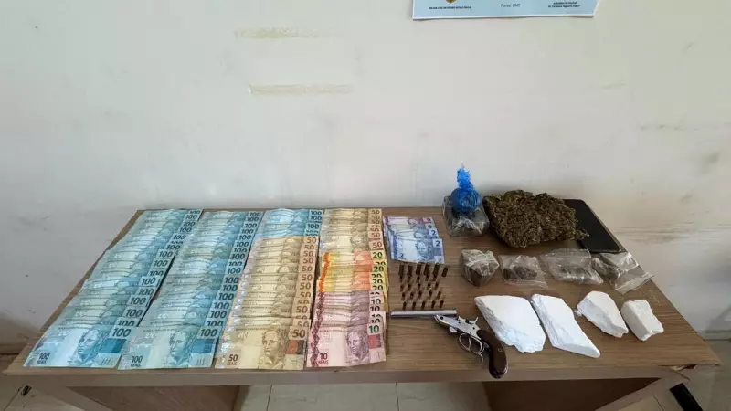 Prisão em Buritama: homem é flagrado com armas, drogas e R$ 5 mil