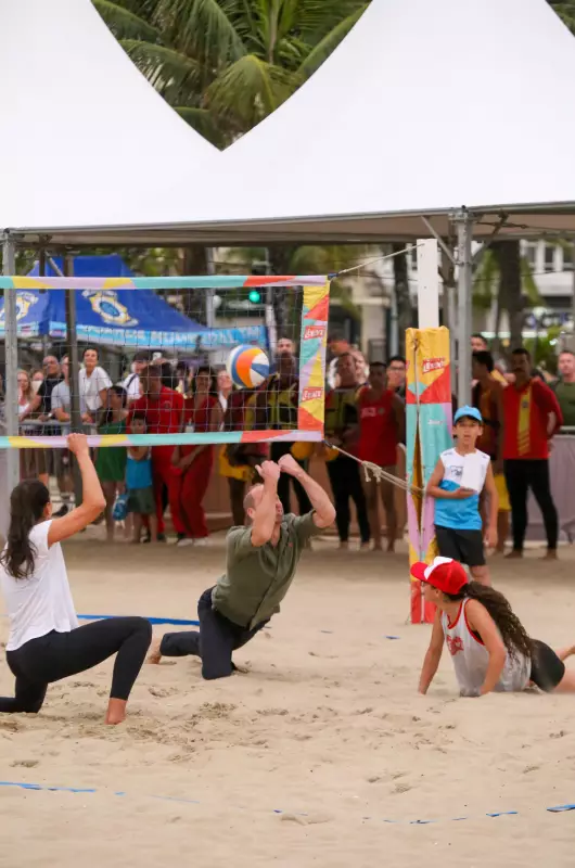 Príncipe William no Rio: Pênalti no Maracanã, Vôlei de Terno e Mergulho em Copacabana Marcam Visita Real
