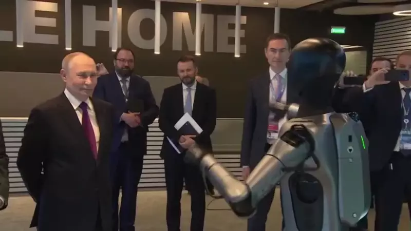 Putin assiste dança de robô com expressão impassível em evento tecnológico