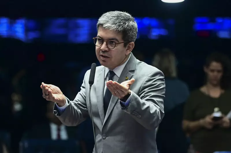 Randolfe Rodrigues nega rusga entre Lula e Alcolumbre no Congresso