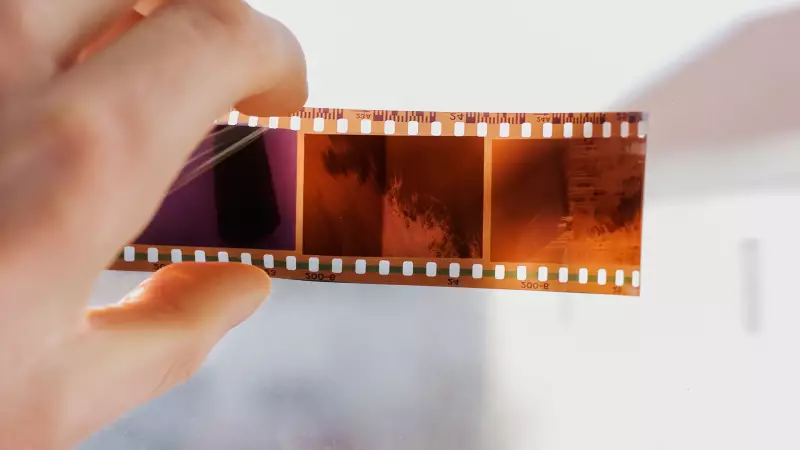 Ressurreição Analógica: Por Que o Filme Fotográfico Está Voltando com Tudo No Mundo Digital