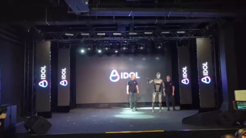 Robô russo AIDOL cai no palco durante estreia; veja o vídeo