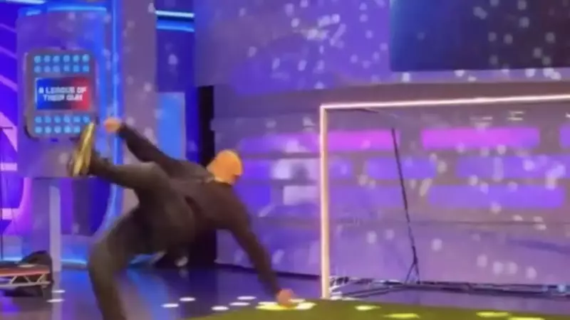 Rooney aos 40 anos refaz gol de bicicleta histórico da carreira