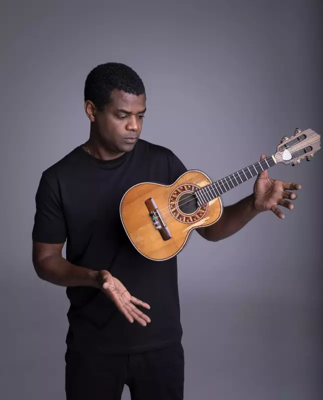 Árvore de Natal de 80 metros com show gratuito de Pretinho da Serrinha