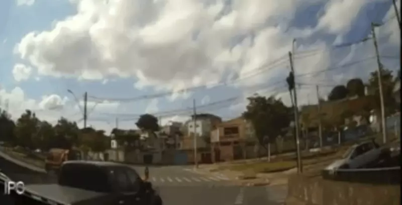 Sargento dos Bombeiros ferido em acidente duplo na capital mineira