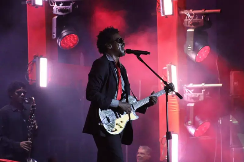 Seu Jorge brilha na Tusca 2025 com intérprete de LIBRAS em São Carlos