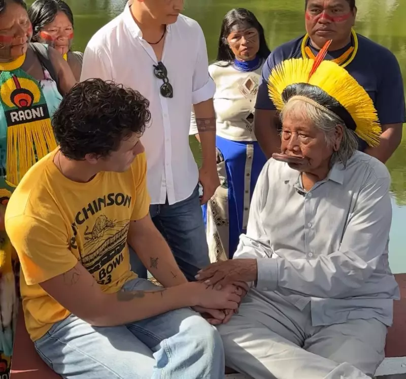 Shawn Mendes encontra cacique Raoni e participa da COP30 na Amazônia