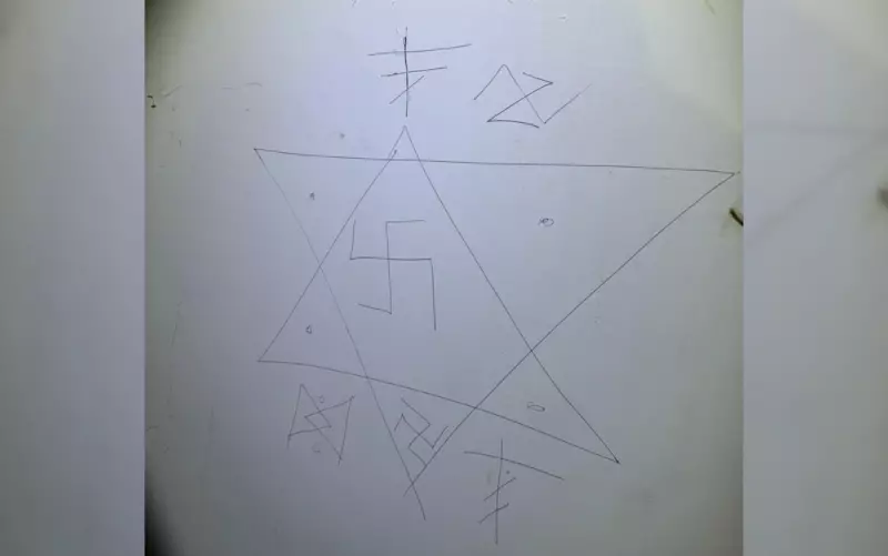 Suspeito de ameaçar Trump e invadir embaixada dos EUA deixou rastro nazista em paredes | Imagens chocantes