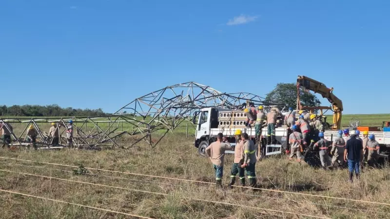 Tempestade derruba 7 torres e deixa metade de Prata sem energia