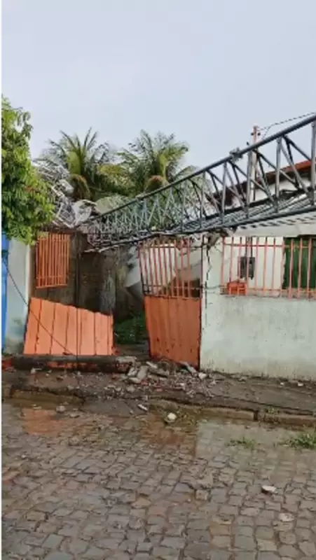 Temporal com ventos fortes causa estragos em Itacarambi, MG