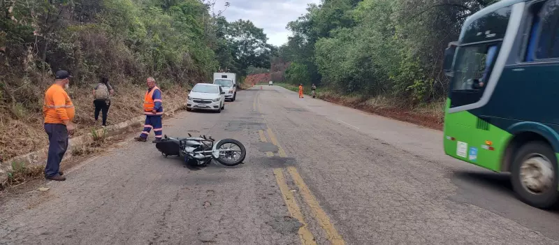 Trabalhador é atropelado por motociclista sem CNH durante sinalização na BR-354 | Acidente grave