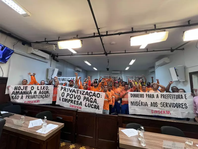 Trabalhadores da coleta ocupam Câmara de Bauru contra privatização