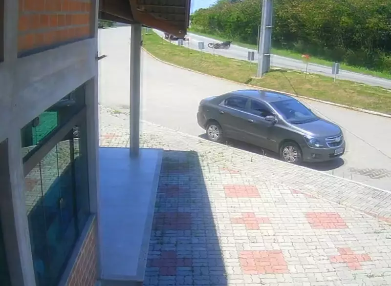 Tragédia no Trânsito: Duas Vidas Perdidas em Colisão Entre Moto e Caminhão em Arraial do Cabo