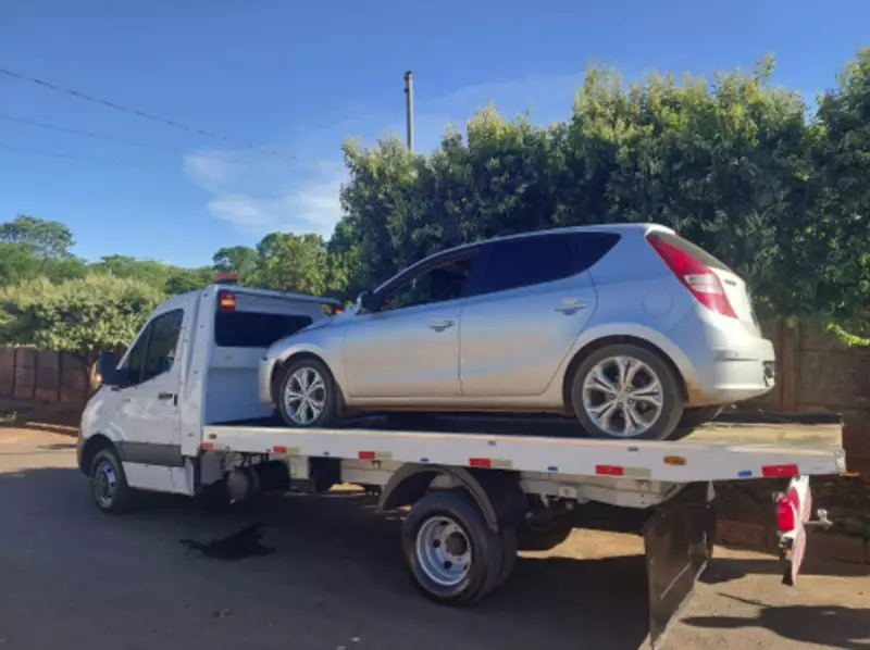 Três jovens detidos por tráfico e receptação após perseguição em Corinto