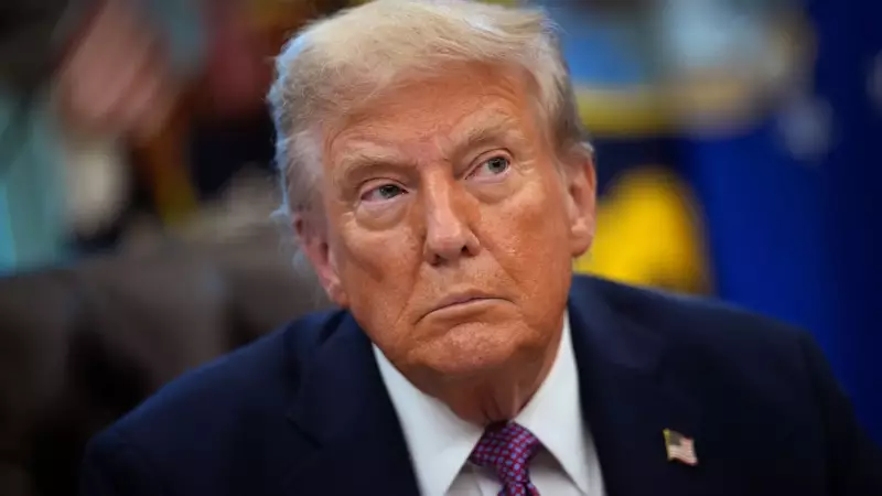 Trump acusa democratas de 'farsa' sobre Epstein e promete investigar Clinton