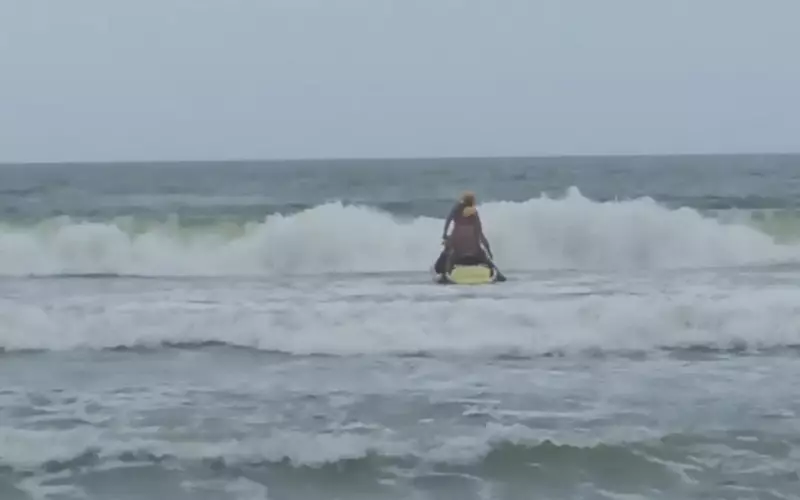 Turista desaparece após afogamento em praia de Navegantes; buscas continuam