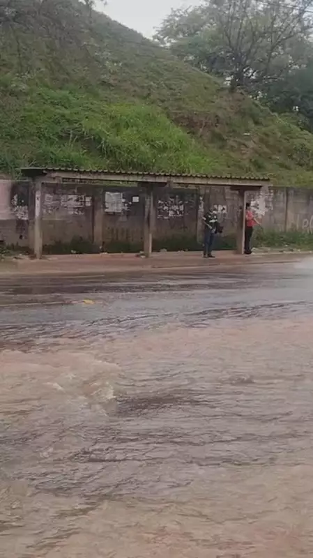 Vazamento da Sabesp inunda Avenida Cantídio Sampaio em SP