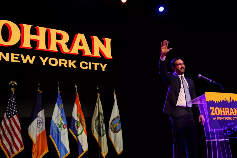 Vídeo antigo de bandeiras americanas removidas em NY é falso sobre Mamdani