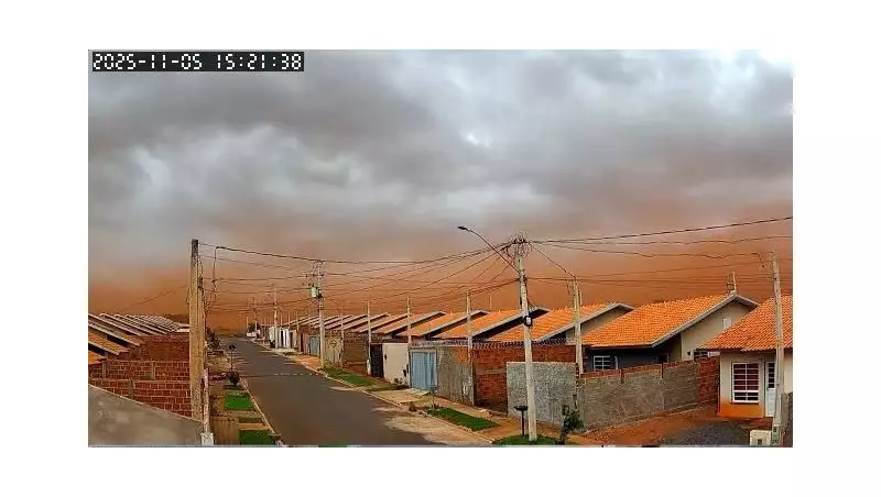 Ventos de 65 km/h e tempestades de poeira assustam o interior de São Paulo; veja vídeos impressionantes