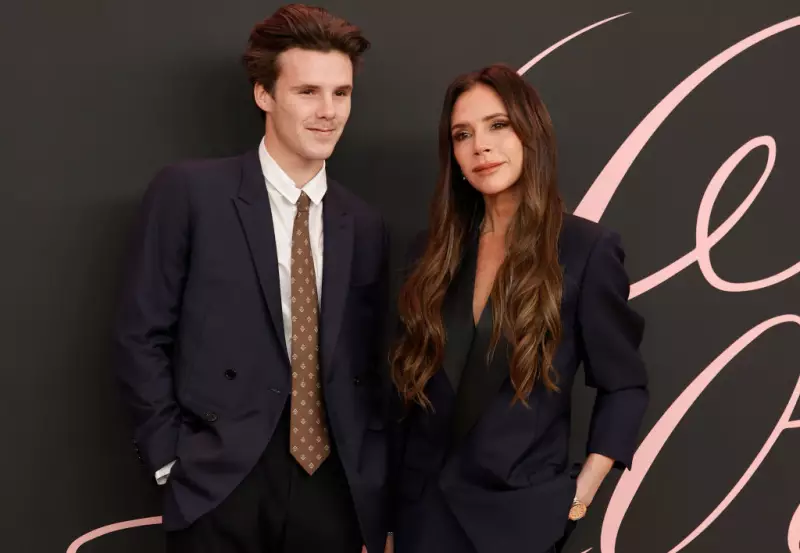Victoria Beckham canta sucesso das Spice Girls com filho caçula